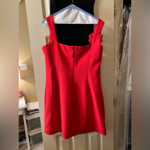 Elliatt Red Sheath Cocktail Dress with Square Neckline - Picture 2 of 3
